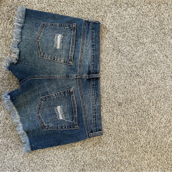 JUSTUSA cut off raw hem jeans shorts. Minor distressing. Stretch. Medium rise - Picture 5 of 10